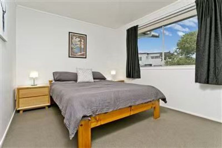Photo of property in 2 Wykeham Place, Glenfield, Auckland, 0629
