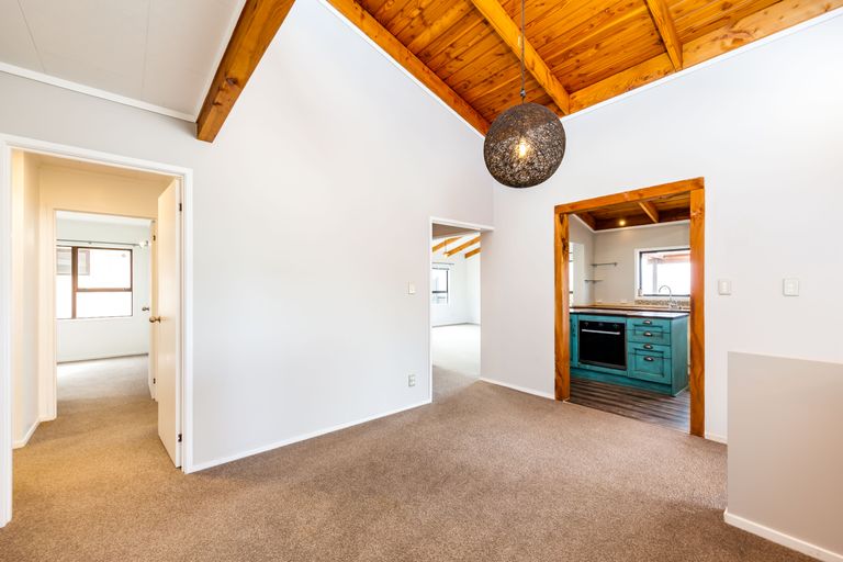Photo of property in 70 Wade River Road, Stanmore Bay, Whangaparaoa, 0932