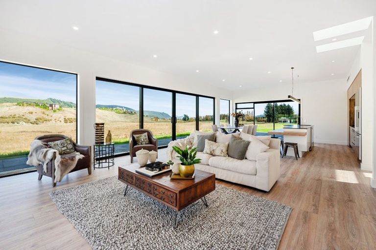 Photo of property in 10 Olsen Place, Kinloch, 3385