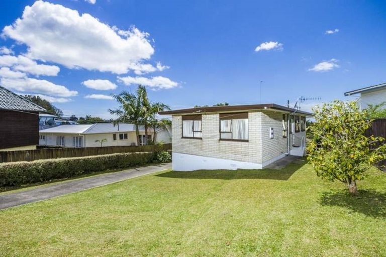 Photo of property in 1/5 Clematis Avenue, Murrays Bay, Auckland, 0630