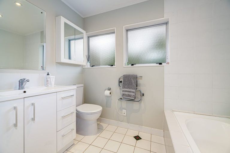 Photo of property in 1/22 Wirihana Road, Titirangi, Auckland, 0604