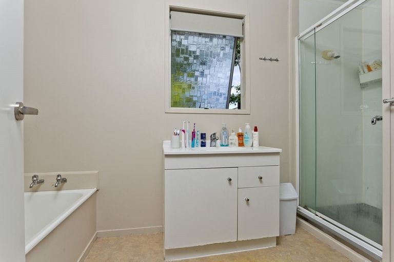 Photo of property in 1/244 East Coast Road, Forrest Hill, Auckland, 0620