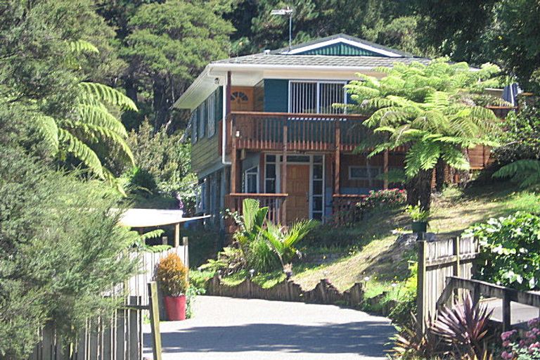 Photo of property in 71 Easton Park Parade, Glenfield, Auckland, 0629