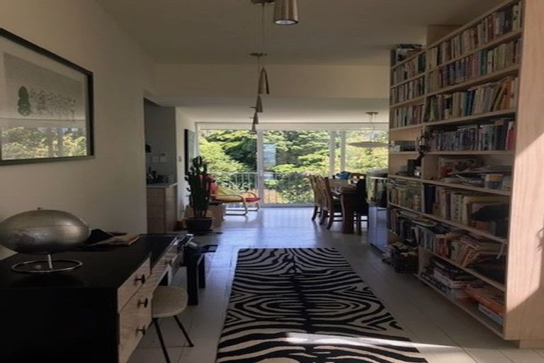 Photo of property in 102 Kelburn Parade, Kelburn, Wellington, 6012