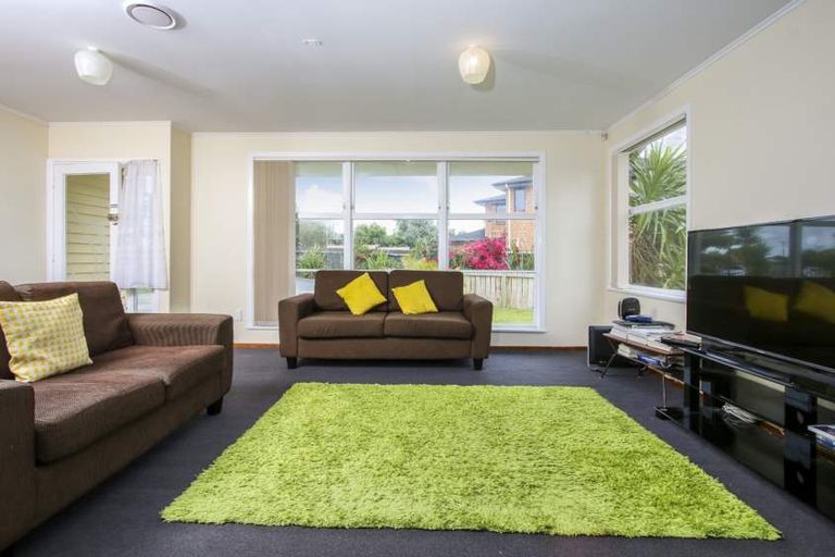Photo of property in 37 Tarata Crescent, Mangere Bridge, Auckland, 2022