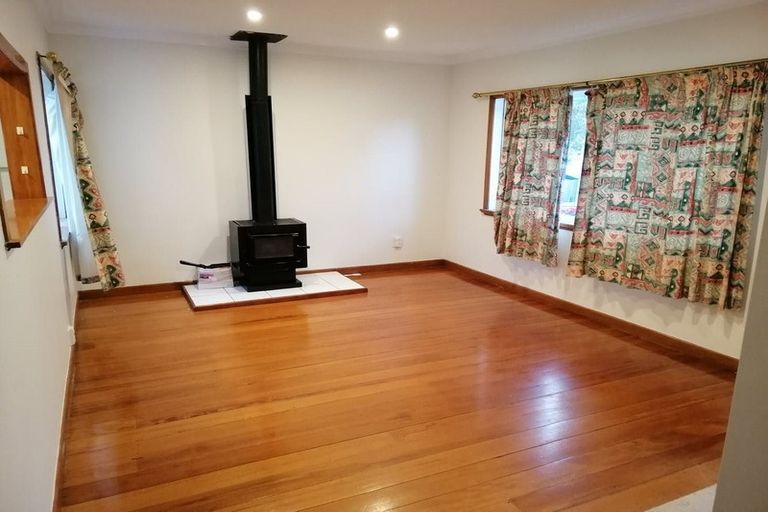 Photo of property in 9 Bishop Street, Green Bay, Auckland, 0604