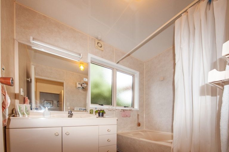 Photo of property in 8 Curacao Place, Grenada Village, Wellington, 6037