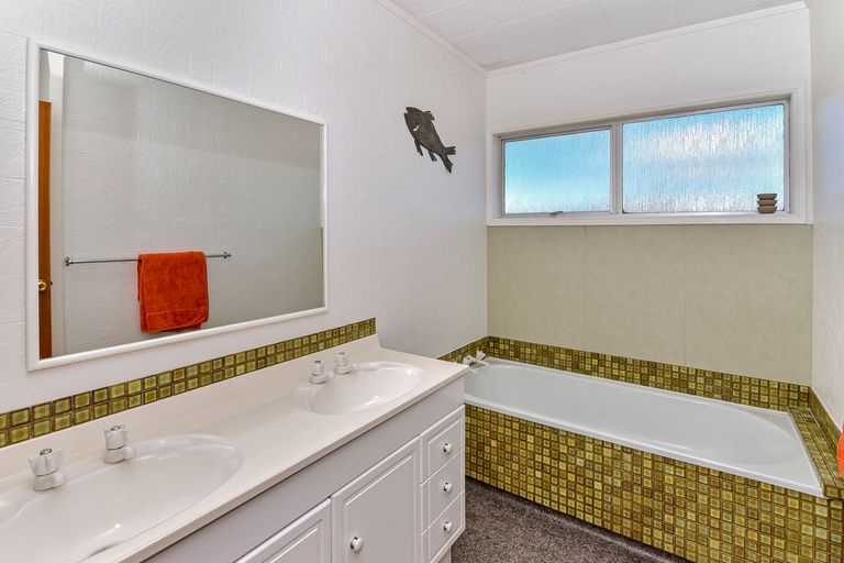 Photo of property in 14 Snowden Place, Opaheke, Papakura, 2113