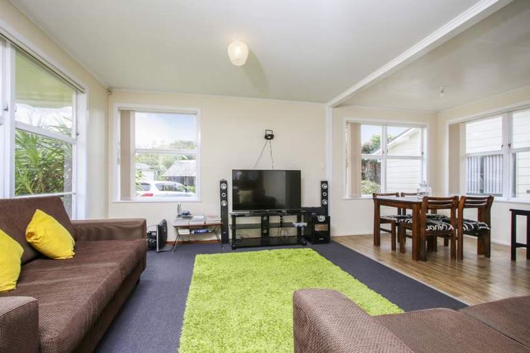 Photo of property in 37 Tarata Crescent, Mangere Bridge, Auckland, 2022