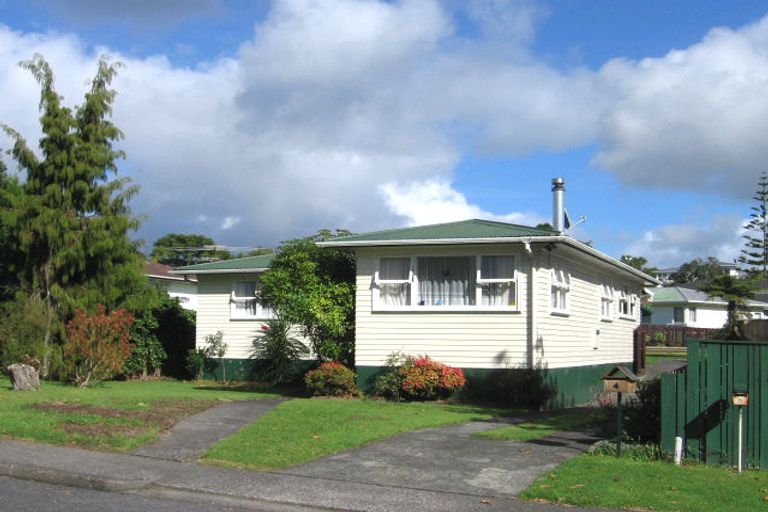 Photo of property in 4 Bayside Avenue, Te Atatu Peninsula, Auckland, 0610