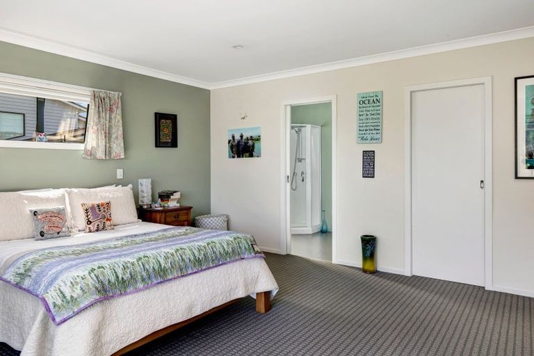 Photo of property in 13 Greenstone Place, Aotea, Porirua, 5024