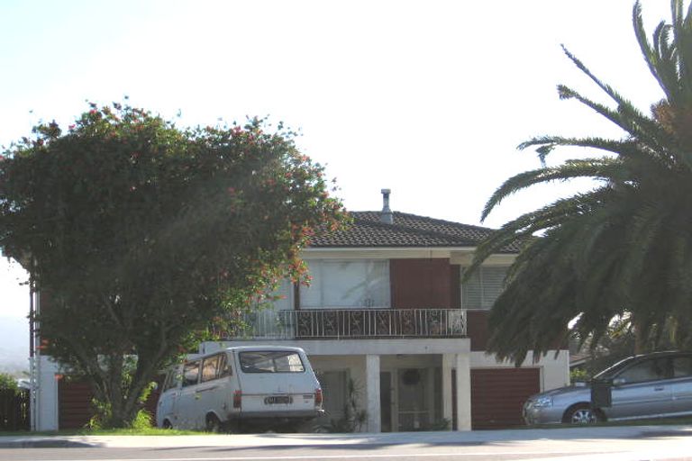 Photo of property in 1/4214a Great North Road, Glendene, Auckland, 0602