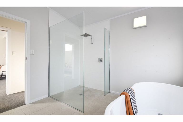 Photo of property in 3 Tirita Street, Kawaha Point, Rotorua, 3010