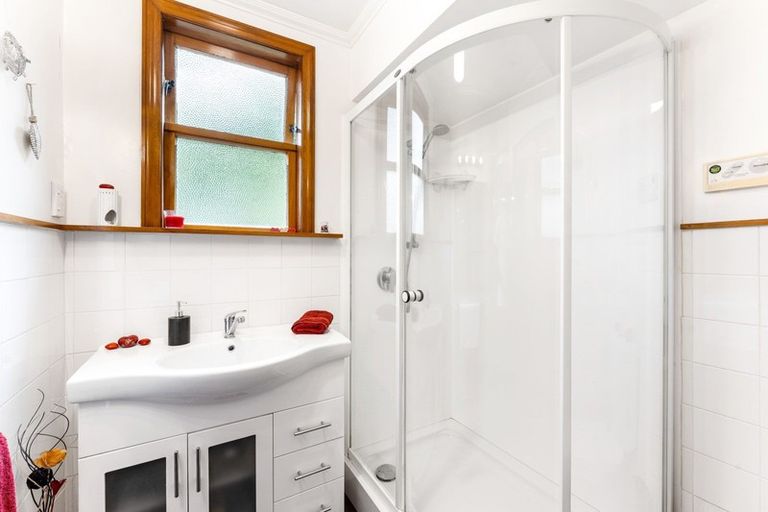 Photo of property in 18 Pinehaven Road, Pinehaven, Upper Hutt, 5019