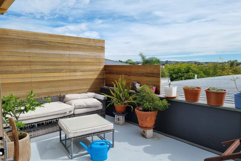 Photo of property in 2/47 Braemar Road, Rothesay Bay, Auckland, 0630