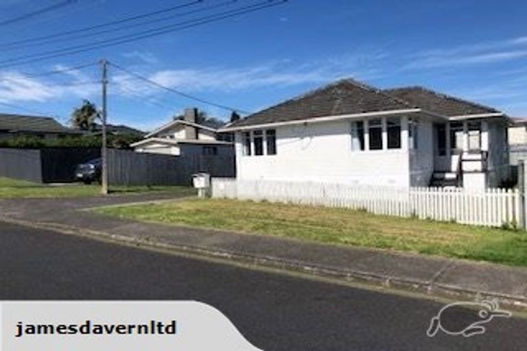 Photo of property in 6 Taipari Road, Te Atatu Peninsula, Auckland, 0610