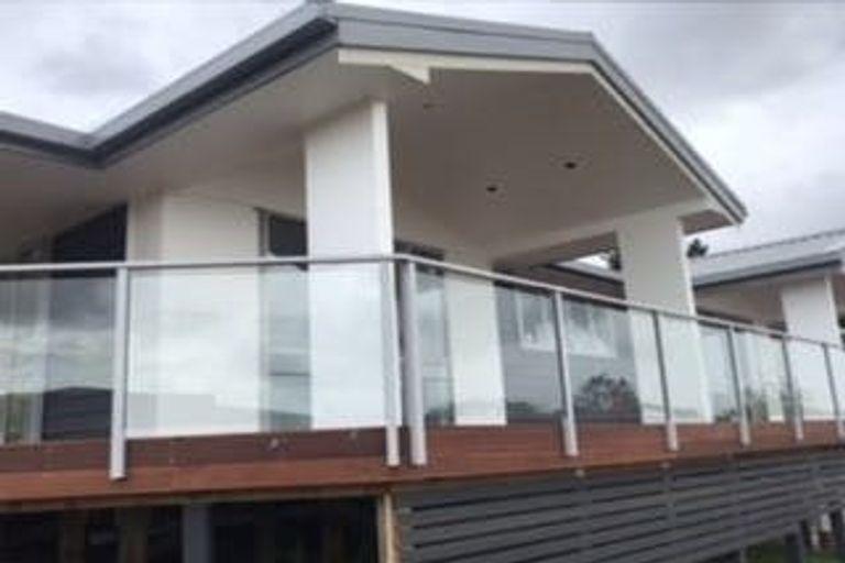 Photo of property in 32 Roxborough Place, East Tamaki Heights, Auckland, 2016