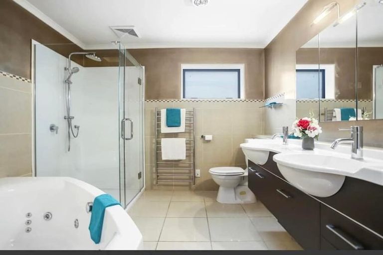 Photo of property in 2/12 Lowburn Place, Clover Park, Auckland, 2019