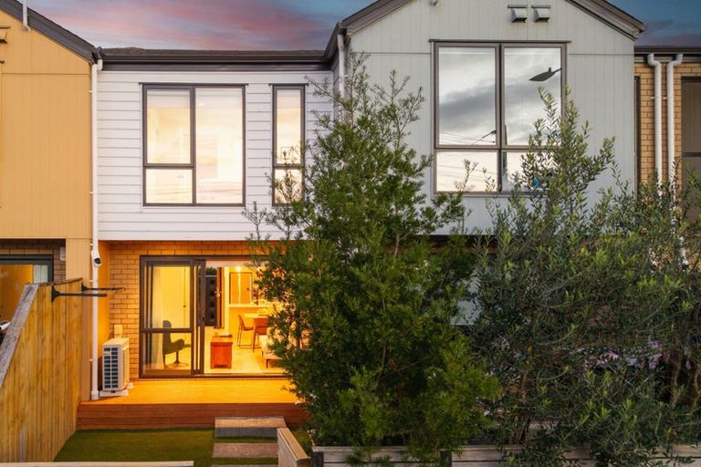 Photo of property in 5/1a Royal View Road, Te Atatu South, Auckland, 0610