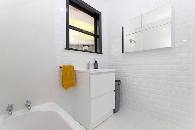 Photo of property in 5b Tirimoana Road, Te Atatu South, Auckland, 0602