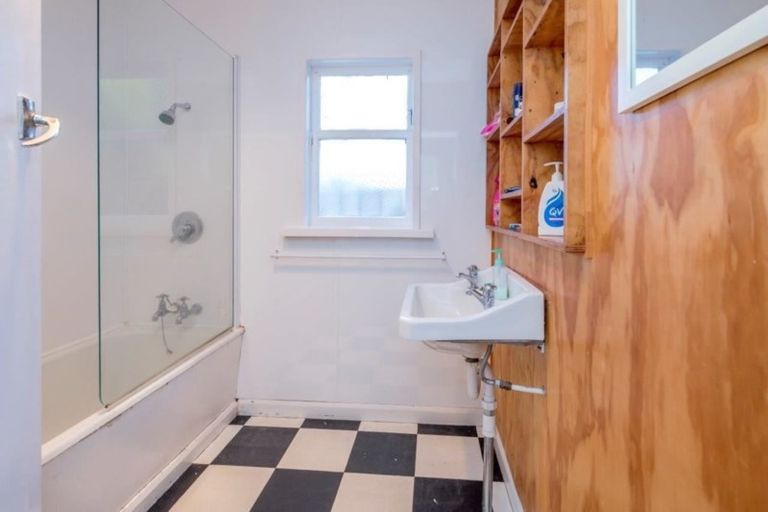 Photo of property in 35 Rangihiroa Street, Waikanae Beach, Waikanae, 5036