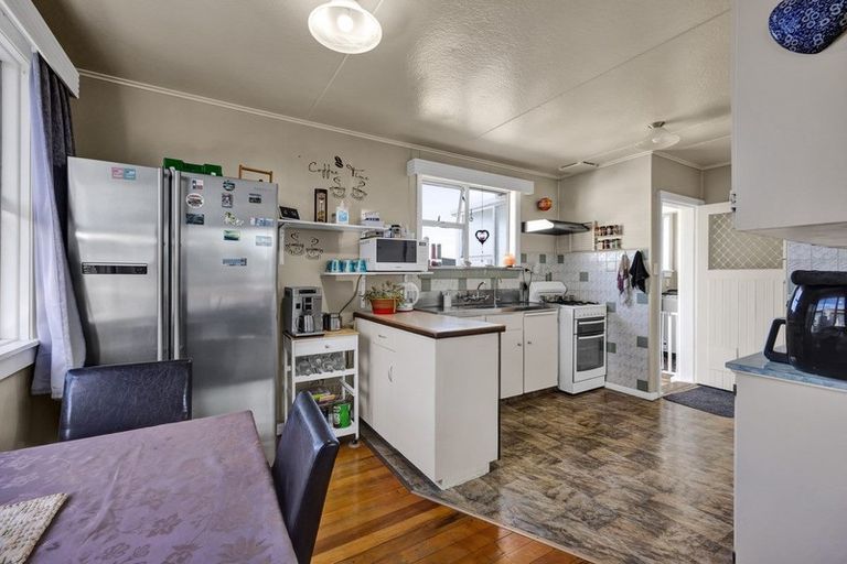 Photo of property in 14 Buchanan Place, Hawera, 4610