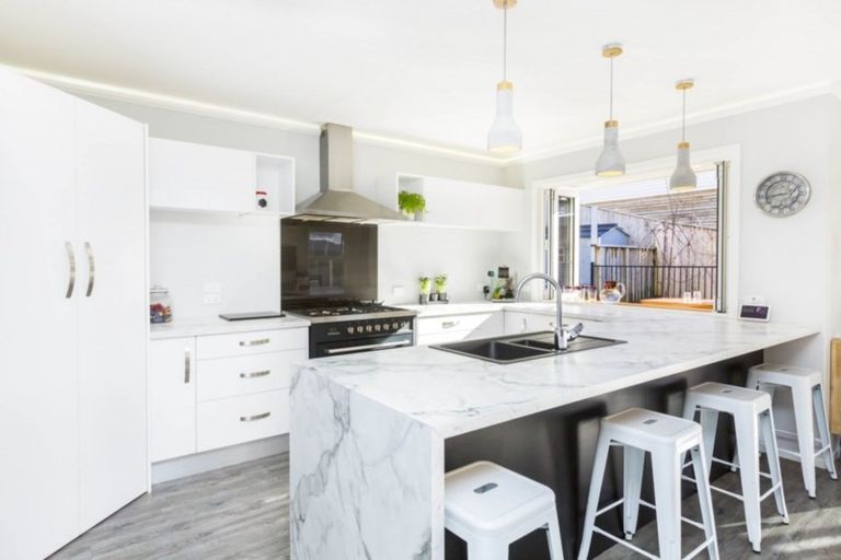 Photo of property in 32 King Charles Drive, Kingsley Heights, Upper Hutt, 5018