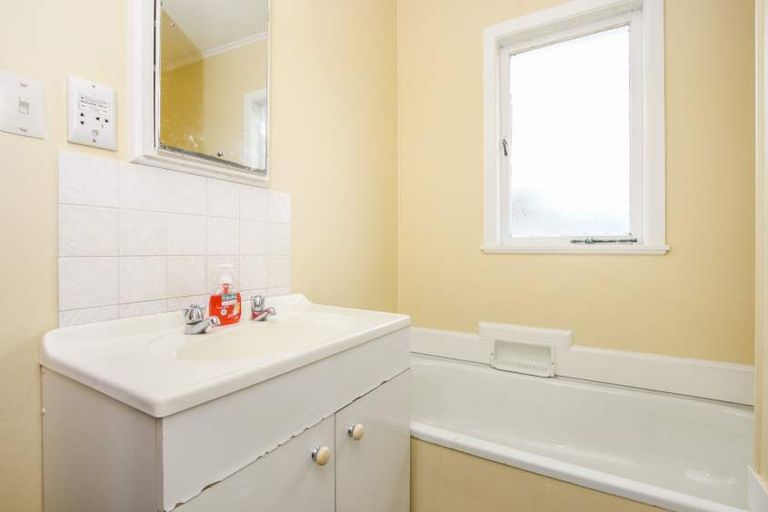 Photo of property in 37 Tarata Crescent, Mangere Bridge, Auckland, 2022