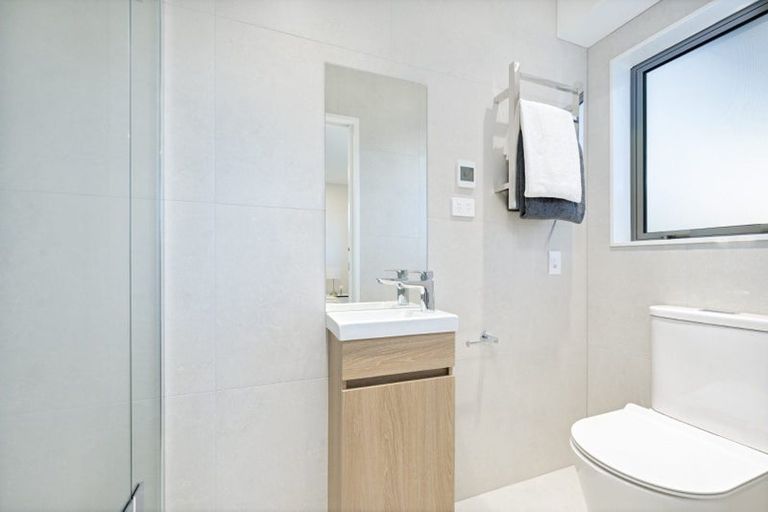 Photo of property in 2/5 Hereford Street, Te Atatu Peninsula, Auckland, 0610