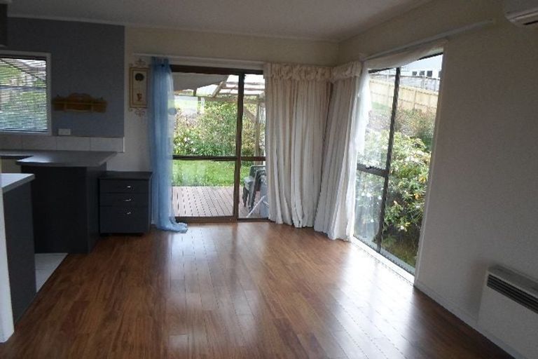 Photo of property in 1/7 Deverell Place, Northcross, Auckland, 0632