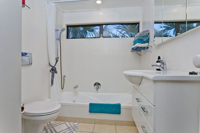 Photo of property in 128 Arran Road, Browns Bay, Auckland, 0630
