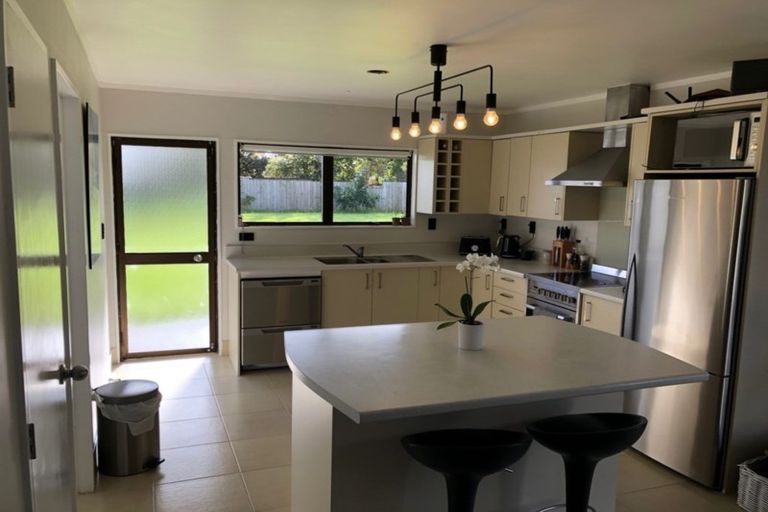 Photo of property in 2 Millen Place, Clarks Beach, 2122