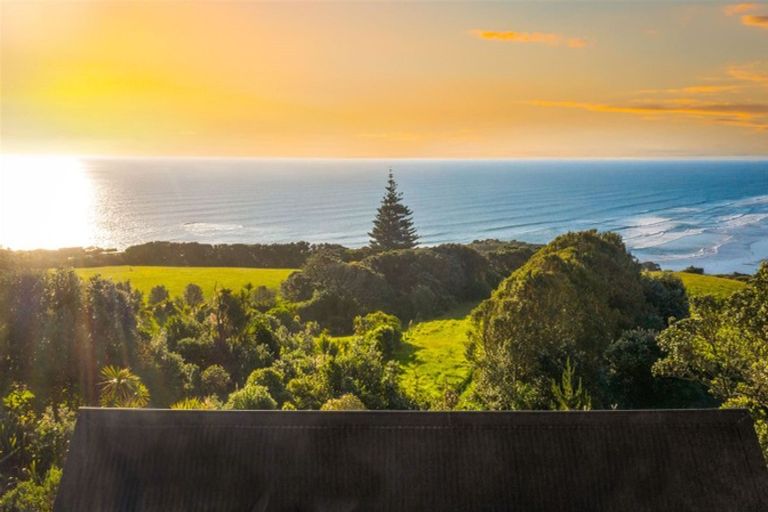Photo of property in 28 Edwin Mitchelson Road, Muriwai, Waimauku, 0881