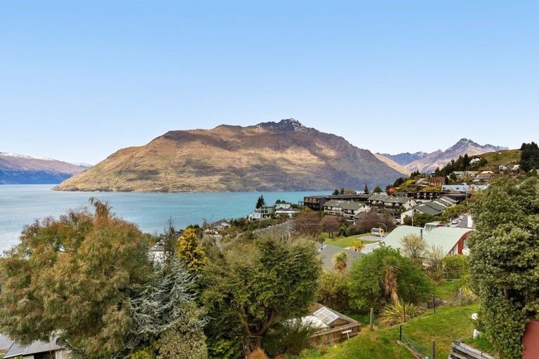 Photo of property in 59a-b Wynyard Crescent, Fernhill, Queenstown, 9300