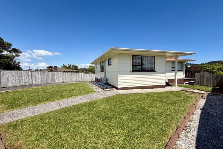 Photo of property in 55 La Rosa Street, Green Bay, Auckland, 0604