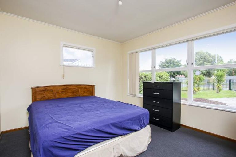 Photo of property in 37 Tarata Crescent, Mangere Bridge, Auckland, 2022