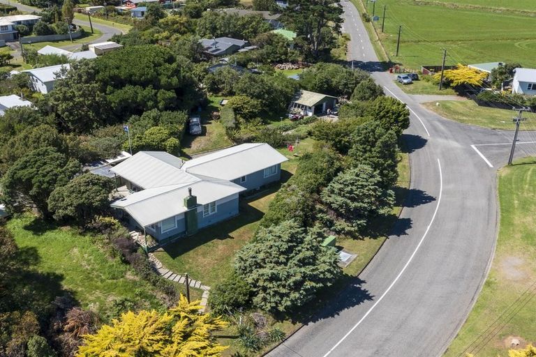 Photo of property in 686 Waikawa Beach Road, Waikawa Beach, Levin, 5573