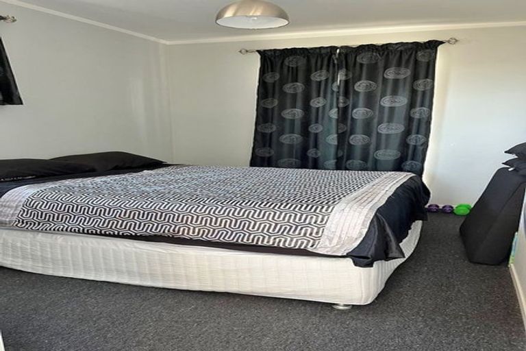 Photo of property in 16a Woodall Place, Totara Vale, Auckland, 0627