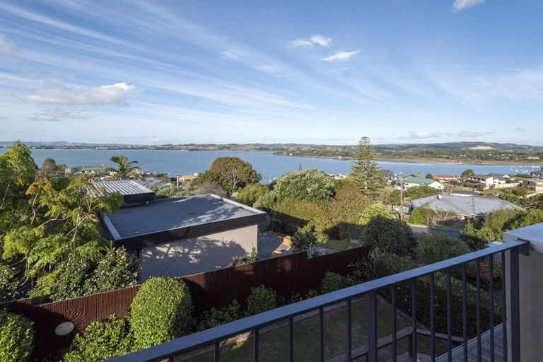 Photo of property in 3 Pounamu Place, Shelly Park, Auckland, 2014