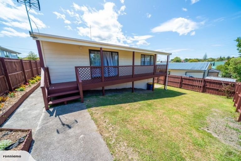 Photo of property in 2/60 Titoki Street, Te Atatu Peninsula, Auckland, 0610