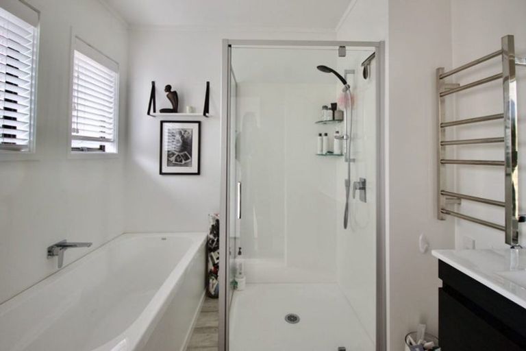 Photo of property in 2a Taipari Road, Te Atatu Peninsula, Auckland, 0610