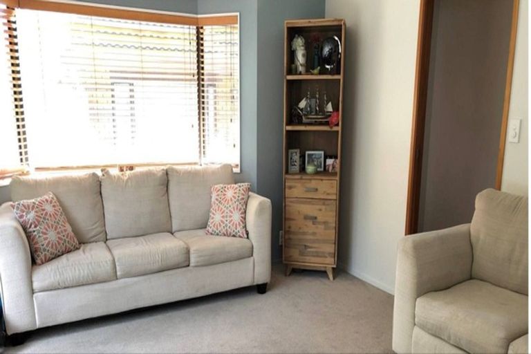 Photo of property in 3/27 Luplau Crescent, Cockle Bay, Auckland, 2014