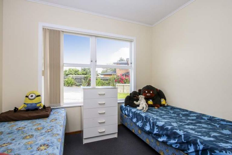 Photo of property in 37 Tarata Crescent, Mangere Bridge, Auckland, 2022
