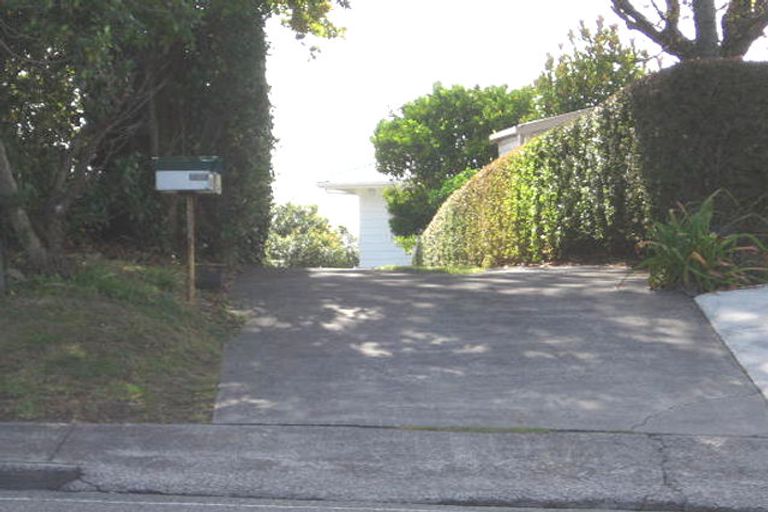 Photo of property in 625 Glenfield Road, Totara Vale, Auckland, 0629