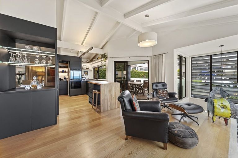 Photo of property in 2/27 Churchill Road, Murrays Bay, Auckland, 0630