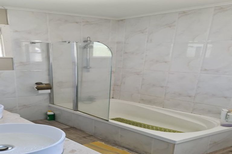 Photo of property in 35 Longburn Road, Henderson, Auckland, 0610