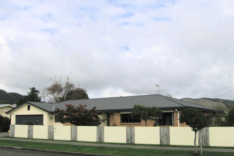 Photo of property in 6 Hemi Street, Waikanae, 5036