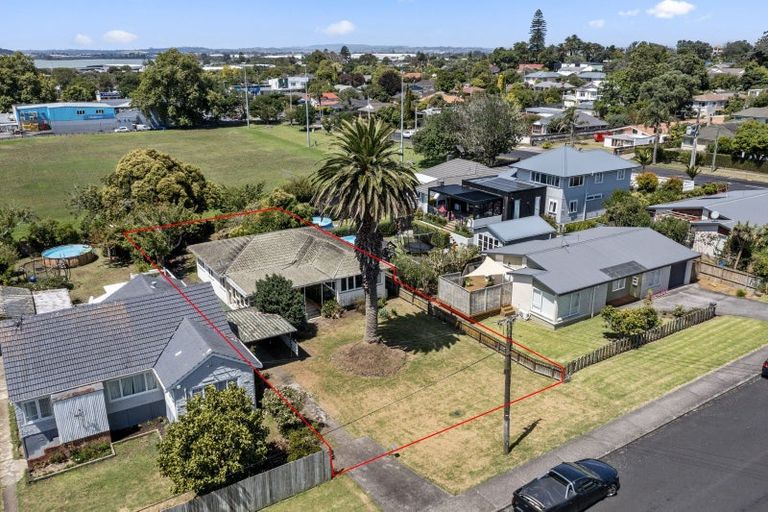 Photo of property in 17 Woodward Avenue, Mangere Bridge, Auckland, 2022