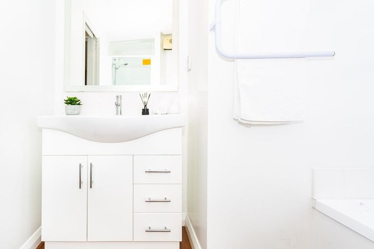 Photo of property in 8c Broadbent Street, Riccarton, Christchurch, 8041