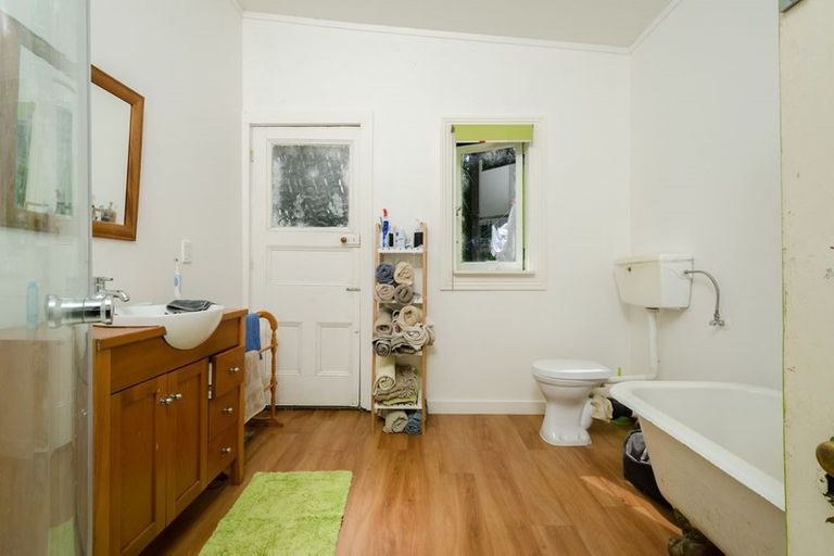 Photo of property in 136 Horsman Road, Waitakere, Henderson, 0782